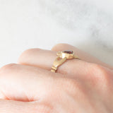Anello Claddagh in oro giallo 9K e granato di taglio a cuore (0.45ct ca.), anno 1990