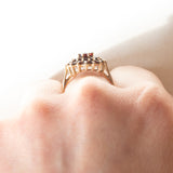 Anello a margherita vintage in oro giallo 9K con granati, anni ‘70