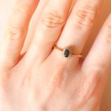 Anello a margherita vintage in oro giallo 9K con zaffiro (0.30ct ca.) e diamanti (0.07ctw ca.)