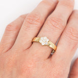 Anello a fiore con fede in oro giallo 14K con diamanti di taglio brillante (0.50ctw ca.), anni ‘80