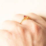 Anello vintage in oro giallo 18K con rubino sintetico (0.12ct ca.) e diamanti di taglio brillante (0.09ctw ca.), anni ‘80/‘90