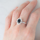 Anello a margherita vintage in oro bianco 18K con zaffiro (1.90ct ca.) e diamanti di taglio brillante (0.75ctw ca.), anni ‘70