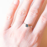 Solitario vintage in oro bianco 14K con diamante blu trattato di taglio brillante (0.45ct ca.), anni ‘90