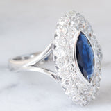 Anello a margherita navette in oro bianco 14K con zaffiro (1ct ca.) e diamanti (0.72ctw ca.), anni ‘70/‘80