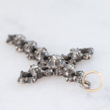 Pendente antico a forma di croce in argento e oro giallo 14K con diamanti di taglio rosetta, inizio ‘800