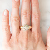 Anello a fiore con fede in oro giallo 14K con diamanti di taglio brillante (1ctw ca.), anni ‘80