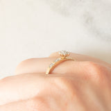 Anello a fascia con fiore centrale in oro giallo 9K con diamanti (0.05ctw ca.), anni ‘70/‘80