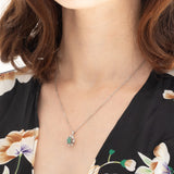 Pendente a margherita vintage in oro bianco 14K con smeraldo (0.26ct ca.) e diamanti (0.08ctw ca.), anni ‘70