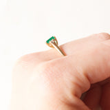 Trilogy vintage in oro giallo 9K con smeraldo sintetico (0.40ct ca.) e diamanti (0.02ctw ca.), anni ‘60/‘70