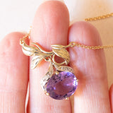 Collier vintage con catenina in oro giallo 18K e con ciondolo in oro giallo e bianco 14K con ametista (4.40ct ca.) e diamanti, anni ‘60/‘70