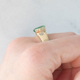 Anello a fascia vintage in oro giallo 9K con smeraldo (2.50ct ca.) e diamanti, anni ‘70/‘80