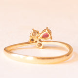 Anello vintage in oro giallo 18K con rubino sintetico (0.12ct ca.) e diamanti di taglio brillante (0.09ctw ca.), anni ‘80/‘90