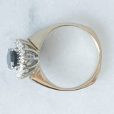 Anello a margherita in oro bianco 18K con zaffiro (1.30ct ca.) e diamanti di taglio brillante (0.44ctw ca.), anni ‘70