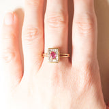 Anello vintage in oro giallo 18K con rubino (0.30ct ca.) e diamanti di taglio carré (0.42ctw ca.), anni ‘80
