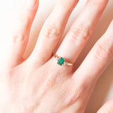 Trilogy vintage in oro giallo 9K con smeraldo sintetico (0.40ct ca.) e diamanti (0.02ctw ca.), anni ‘60/‘70
