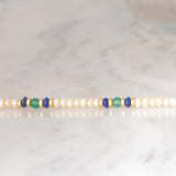 Collana vintage con perle bianche, lapislazzuli, giada verde e con dischi e chiusura in oro giallo 14K, anni ‘70