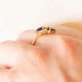 Anello contrarier vintage francese in oro giallo 18K con zaffiri (0.60ctw ca.) e diamanti di taglio brillante (0.18ctw ca.), anni ‘70