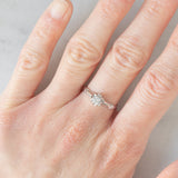 Solitario Art Déco in oro bianco 18K con diamante di taglio brillante (0.15ct ca.), anni ‘30