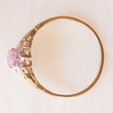 Anello a fiore vintage in oro giallo e bianco 9K con zaffiri rosa sintetici (0.80ctw ca.) e diamanti, anno 1981