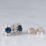 Orecchini a margherita vintage in oro bianco 14K con topazi blu (0.70ctw ca.) e diamanti (0.32ctw ca.), anni ‘70