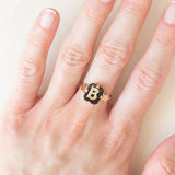 Anello antico in oro giallo 9K con onice e con lettera “B”, anni ‘30