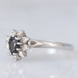 Anello a margherita vintage in platino con zaffiro (0.45ct ca.) e diamanti (0.14ctw ca.), anno 2006