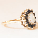 Anello a margherita vintage in oro giallo 9K con opale (0.50ct ca.) e zaffiri (0.48ctw ca.), anno 1986