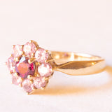 Anello a margherita vintage in oro giallo 9K con tormalina rosa (0.15ct ca.) e zaffiri rosa sintetici (0.40ctw ca.), anno 2004