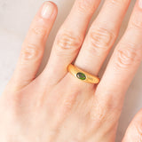 Anello a fascia in oro giallo 8K con cromodiopside (0.50ct ca.), anni ‘70/‘80