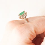 Anello a margherita vintage in oro bianco 14K con smeraldo (1.70ct ca.) e diamanti (0.28ctw ca.), anni ‘70