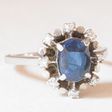 Anello a margherita vintage in oro bianco 14K con zaffiro (2ct ca.) e diamanti (0.16ctw ca.), anni ‘60/‘70