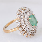 Anello a margherita in oro giallo e bianco o 9K con smeraldo (0.80ct ca.) e diamanti (0.78ctw ca.), anni ‘70