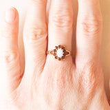 Anello a margherita vintage in oro giallo 9K con opale (0.30ct ca.) e granati (0.30ctw ca.), anni ‘70/‘80