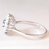 Anello a margherita vintage in oro bianco 18K con zaffiro (0.40ct ca.) e diamanti (0.16ctw ca.), anni ‘60/‘70