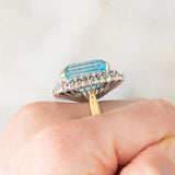 Anello da cocktail vintage in oro giallo e bianco 18K con topazio azzurro (20ct ca.) e diamanti di taglio brillante (1.70ctw ca.), anni ‘70