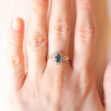 Anello a margherita vintage in oro giallo e bianco 9K con spinello sintetico azzurro (1ct ca.) e diamanti (0.05ctw ca.), anni ‘90