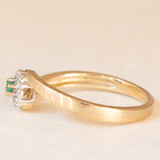 Anello a fiore vintage in oro giallo e bianco 9K con smeraldo (0.08ct ca.) e diamanti (0.06ctw ca.), anni ‘70