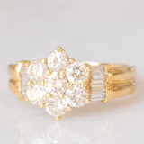 *RISERVATO* SALDO Anello a margherita vintage in oro giallo 18K con diamanti di taglio brillante e di taglio baguette (1ctw ca.), anni ‘70