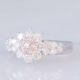 Anello a fiore in platino con diamanti fancy rosa (0.15ctw) e diamanti bianchi (0.86ctw), anni ‘90/anni ‘2000