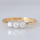 Trilogy antico in oro giallo e bianco 18K con diamanti di taglio brillante (0.40ctw ca.), anni ‘20/‘30