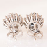 Orecchini a margherita vintage in oro bianco 14K con zaffiri (0.90ctw ca.) e diamanti di taglio brillante (0.36ctw ca.), anni ‘60/‘70