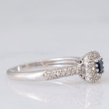 Anello a margherita vintage in oro bianco 9K con zaffiro di taglio carré (0.20ct ca.) e diamanti (0.38ctw ca.), anni ‘90/anni ‘2000
