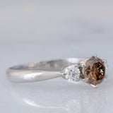 Trilogy vintage in platino con diamante centrale fancy brown (0.57ct) e diamanti laterali (0.20ctw)