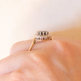 Anello a margherita vintage in oro giallo 9K con zaffiro (1.20ct ca.) e diamanti (0.12ctw ca.), anni ‘80/‘90