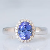 Anello a margherita vintage in oro bianco 18K con tanzanite (2.30ct ca.) e diamanti di taglio brillante (0.20ctw ca.), anno ‘70/‘80