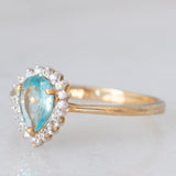Anello a margherita a goccia in oro giallo 9K con apatite (0.59ct) e zirconi bianchi