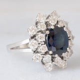 Anello a margherita vintage in oro bianco 14K con zaffiro (2.60ct ca.) e diamanti di taglio brillante (1.50ctw ca.), anni ‘60