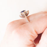 Anello a margherita vintage in oro bianco 14K con zaffiro (2ct ca.) e diamanti (0.16ctw ca.), anni ‘60/‘70