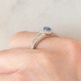 Anello a fascia con margherita in platino con zaffiro (0.44ct) e diamanti (0.67ctw), anni ‘80/‘90