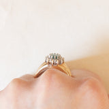 Anello a margherita vintage in oro giallo e bianco 14K con smeraldo (0.70ct ca.) e diamanti di taglio brillante (0.36ctw ca.), anni ‘60/‘70